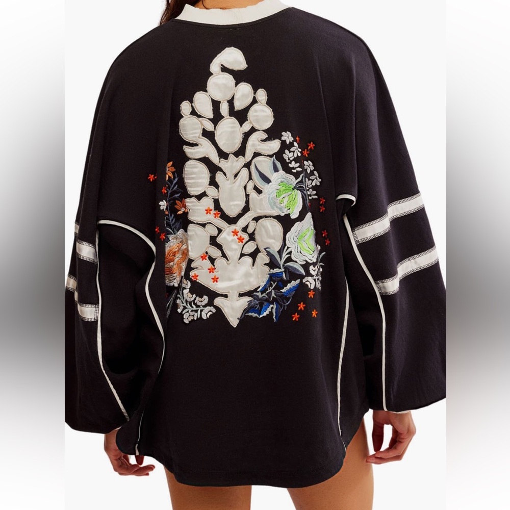 Free people Movement Embroidered Logo Oversized top🖤🩶🤍🩷